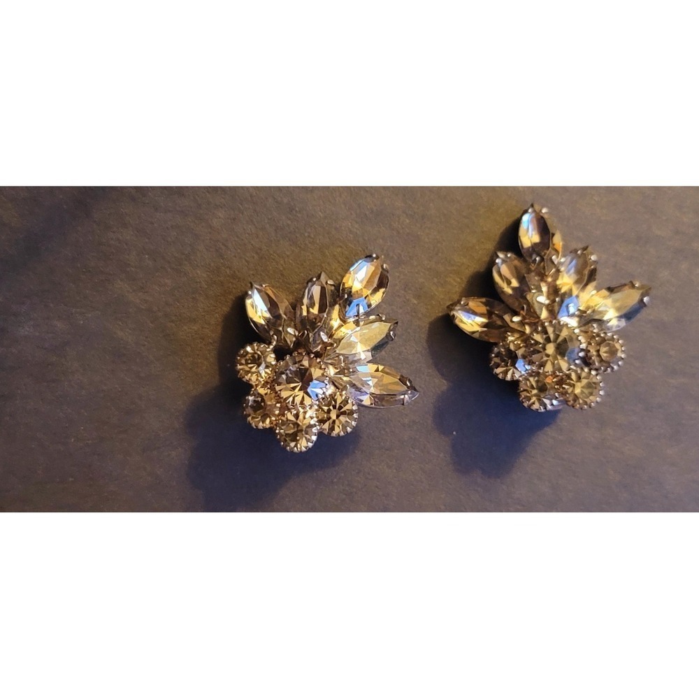 Gorgeous Vintage Silvertone Gray Rhinestone Clip on Earrings - Picture 3 of 9